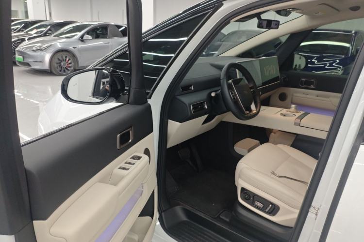 Used Li Auto MEGA 2025 Home Family Special Edition Interior 3