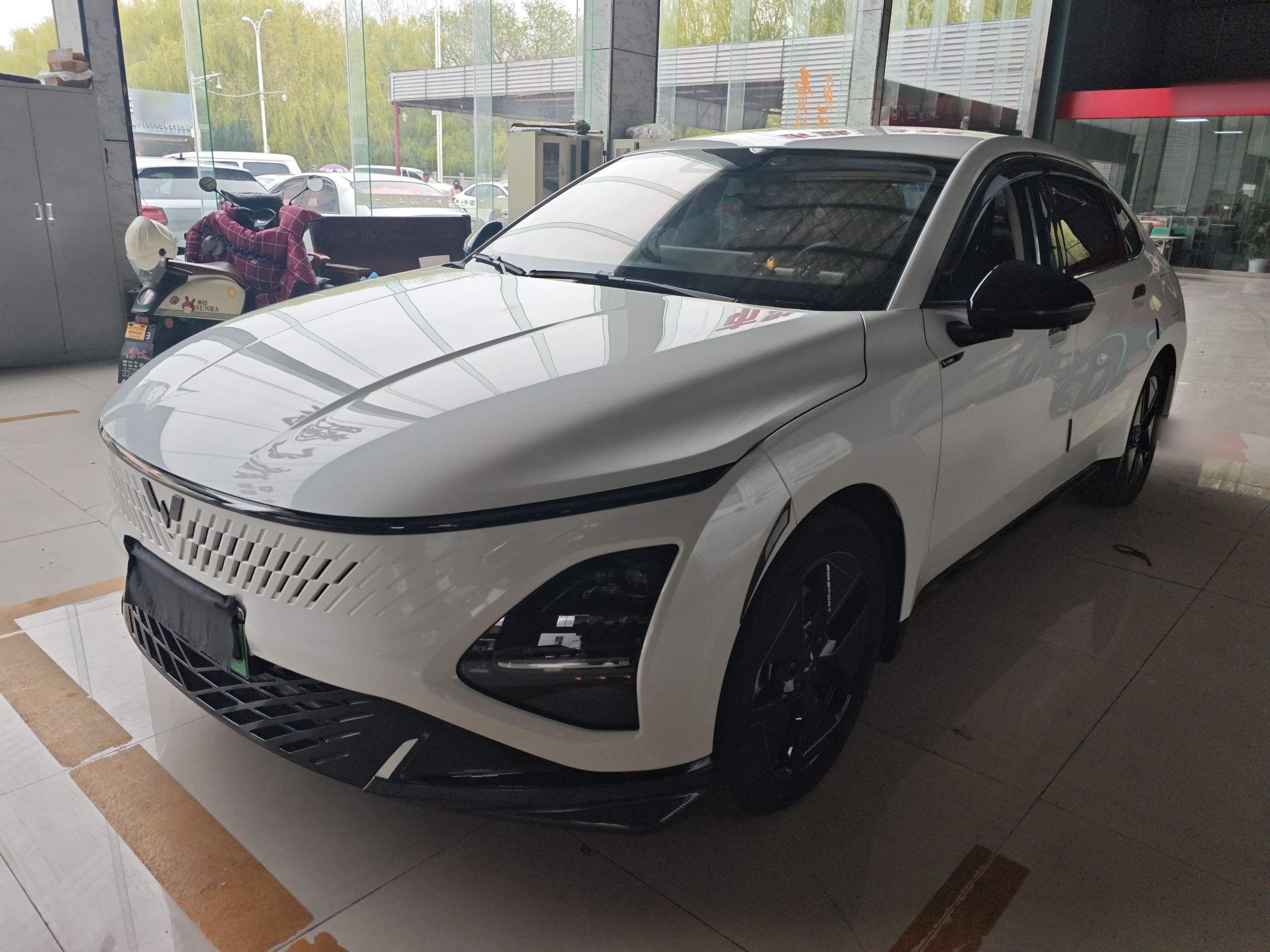 تحت مقدمة السيارة