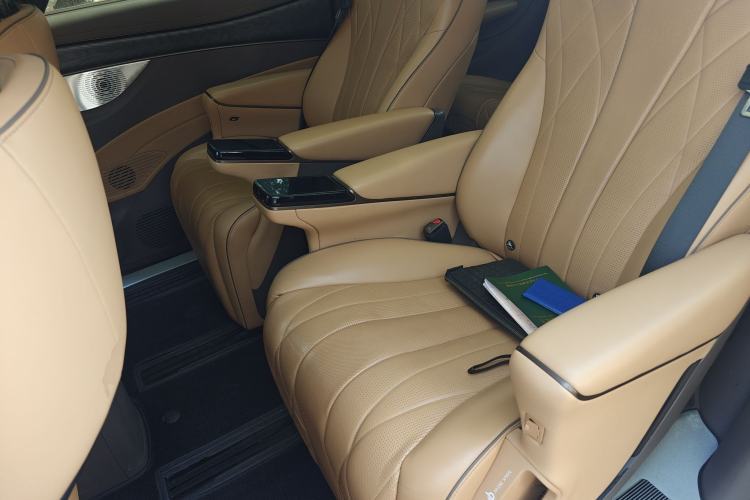 Used Denza D9 2022 DM-i 1040 Prestige Model
