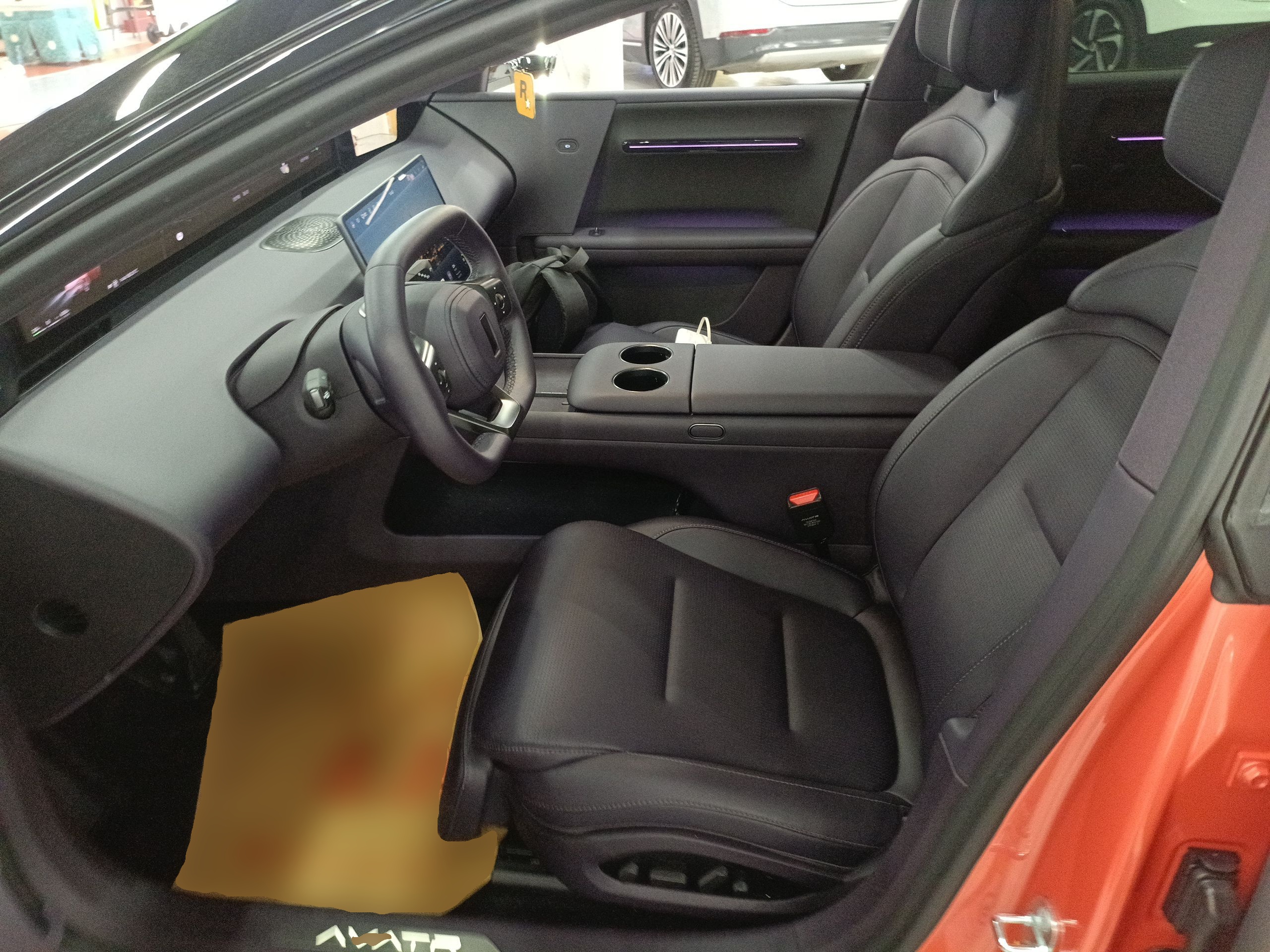 المقاعد الأمامية داخل السيارة