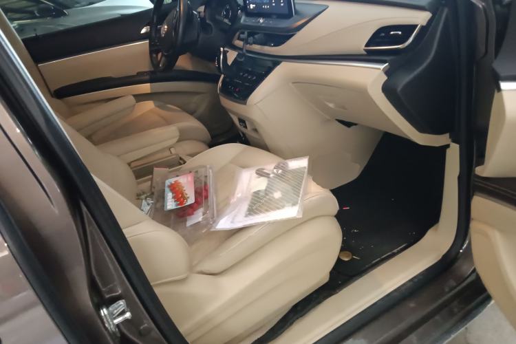 Used Buick GL8 2023 Facelifted Land Cruiser Executive Luxury Version
