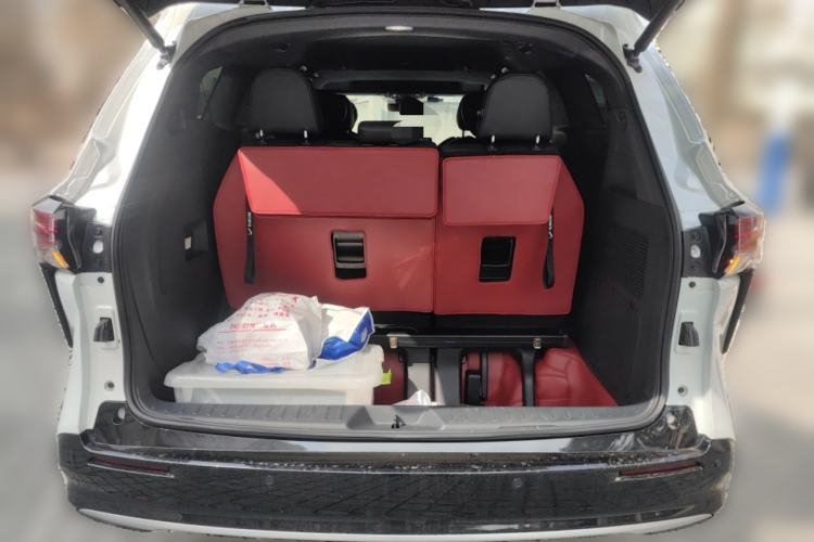 Used Toyota SIENNA 2023 2.5L Hybrid Deluxe Edition Trunk