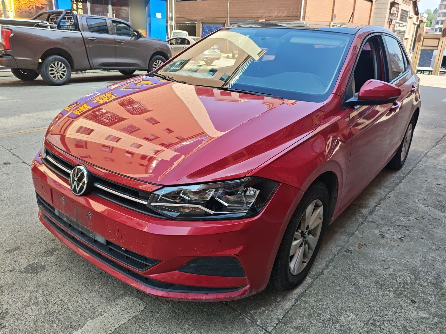 Под передней частью автомобиля