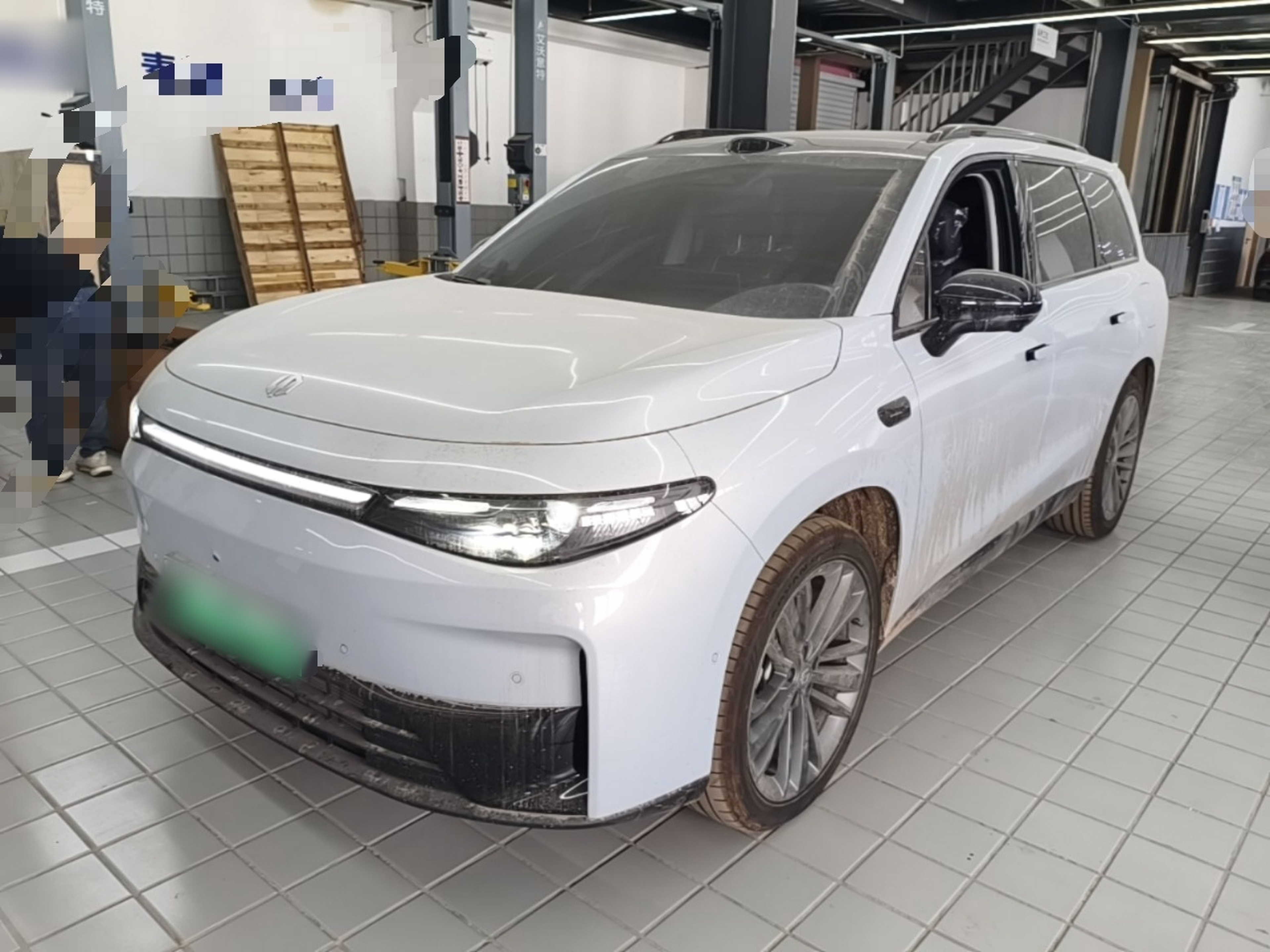 Под передней частью автомобиля