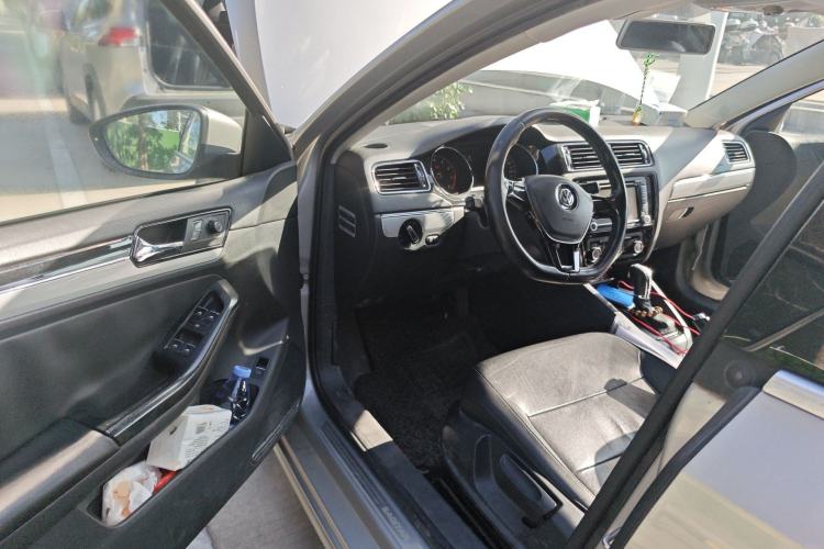 Used Volkswagen Sagitar 2015 230TSI Automatic Comfort Version Driver Seat