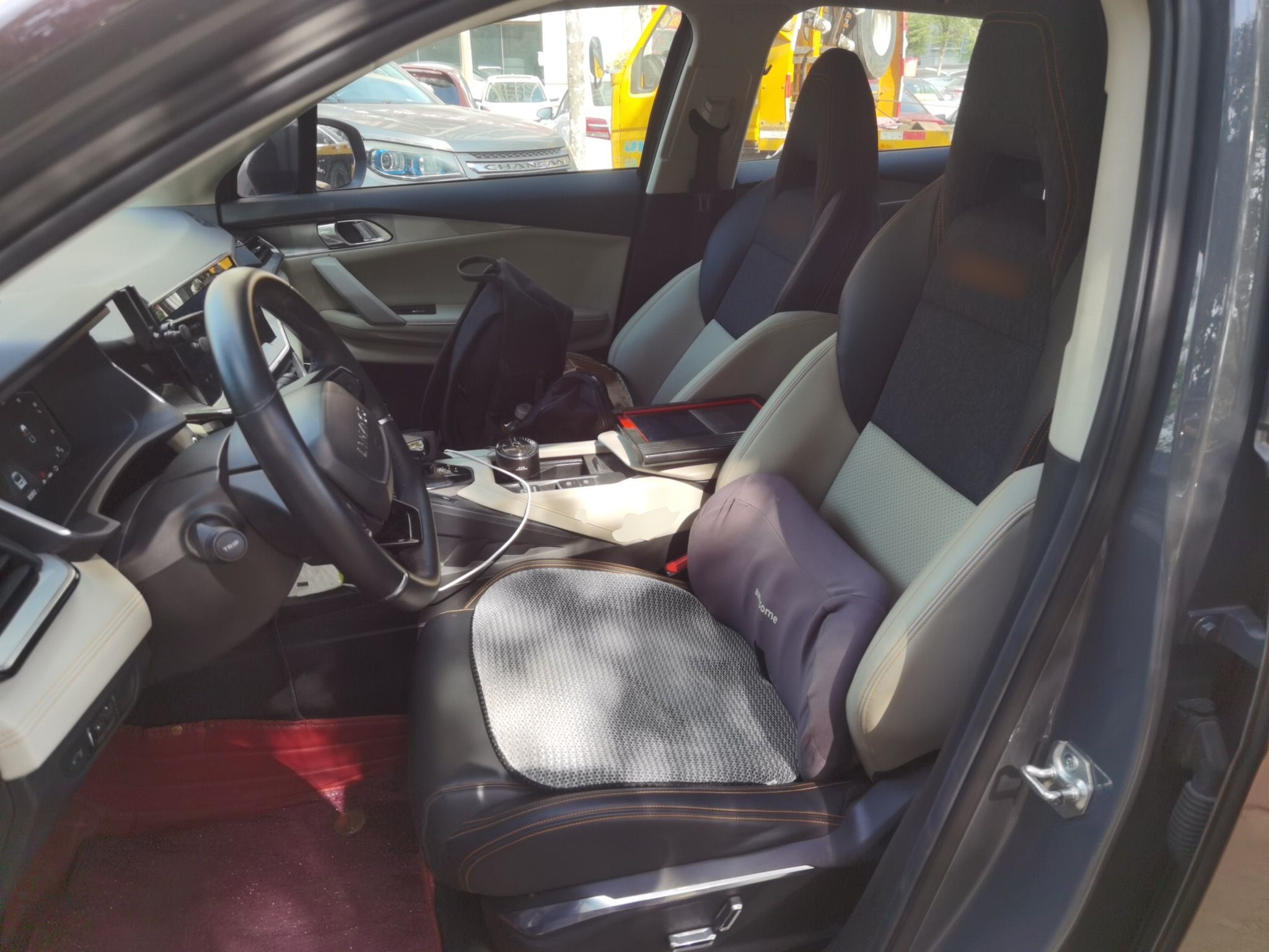 المقاعد الأمامية داخل السيارة