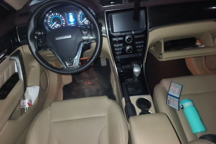 Used Haval H2 2016 Red Label 1.5T Manual Two-Wheel Drive Elite Model Center Console