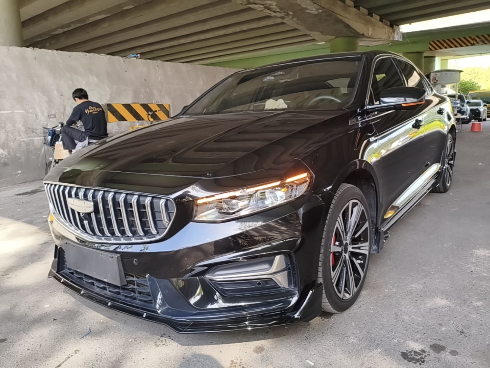 Под передней частью автомобиля