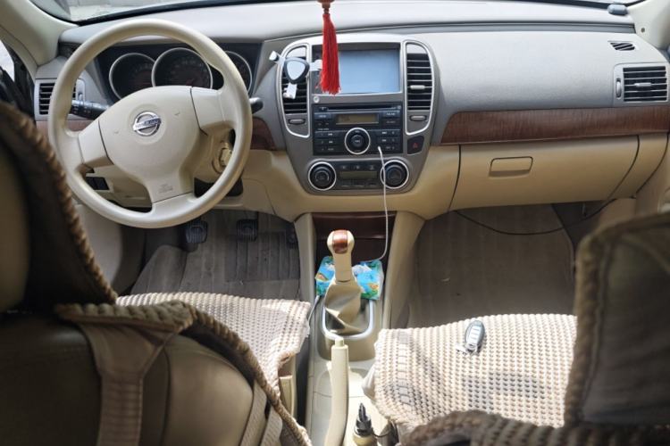 Used Nissan Sylphy 2009 1.6 XL Manual Luxury Sunroof Edition Center Console