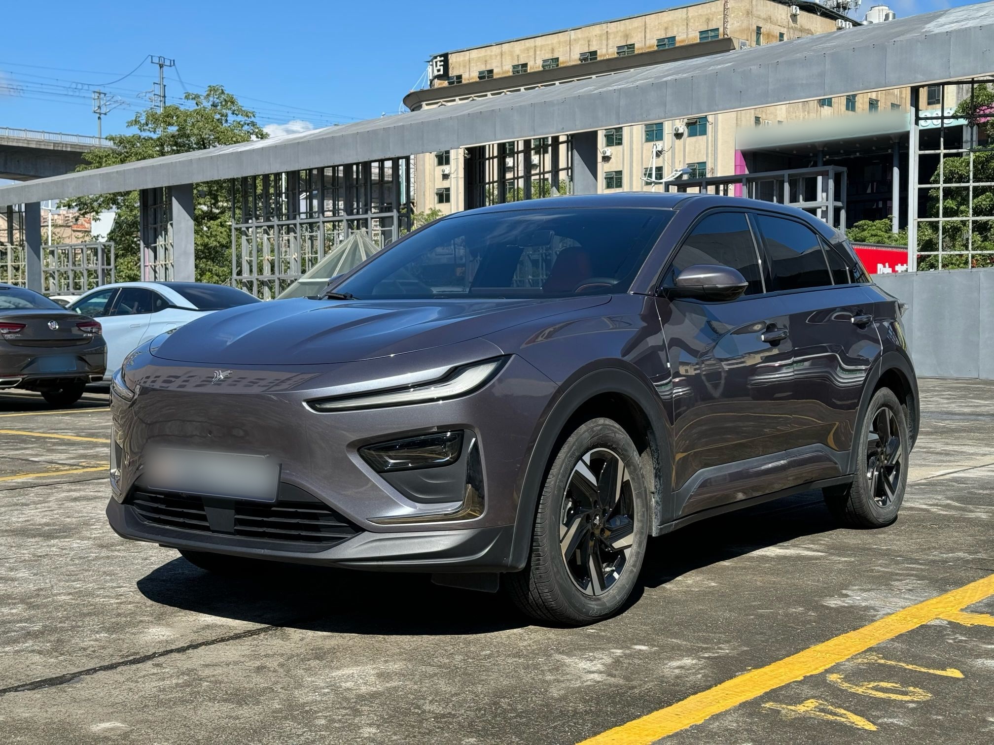 Под передней частью автомобиля