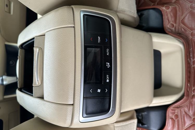 Used Toyota Highlander 2015 2.0T Four-Wheel Drive Luxury Edition 7-Seater Interior 3