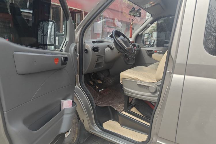 Used SAIC MAXUS Xintu V80 2016 2.5T Manual Aoyuntong National IV Short Wheelbase Mid-Roof 6-Seater Driver Seat