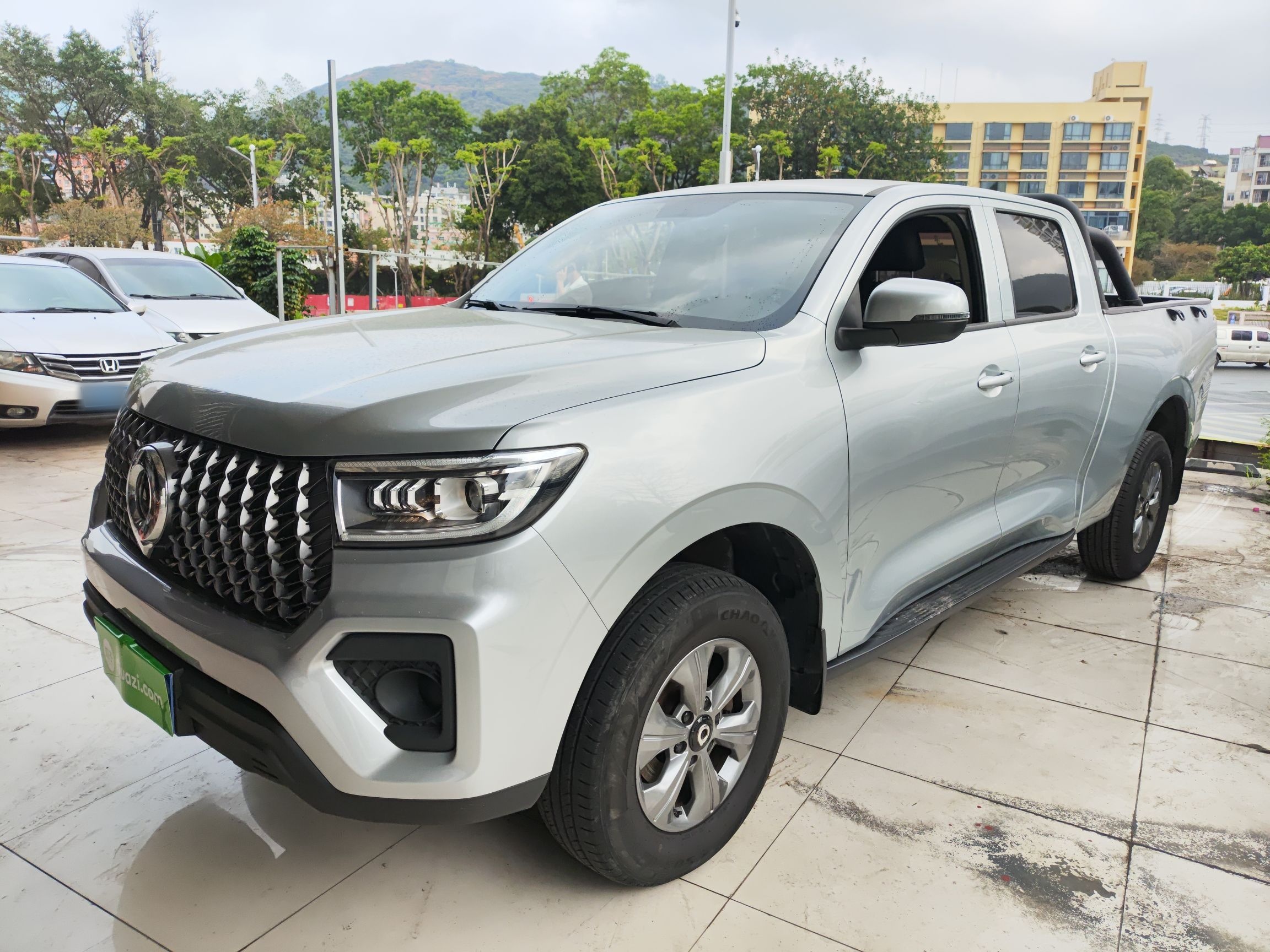 تحت مقدمة السيارة