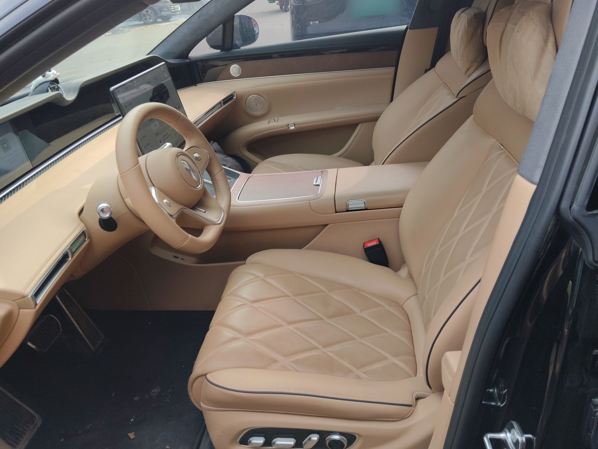 المقاعد الأمامية داخل السيارة