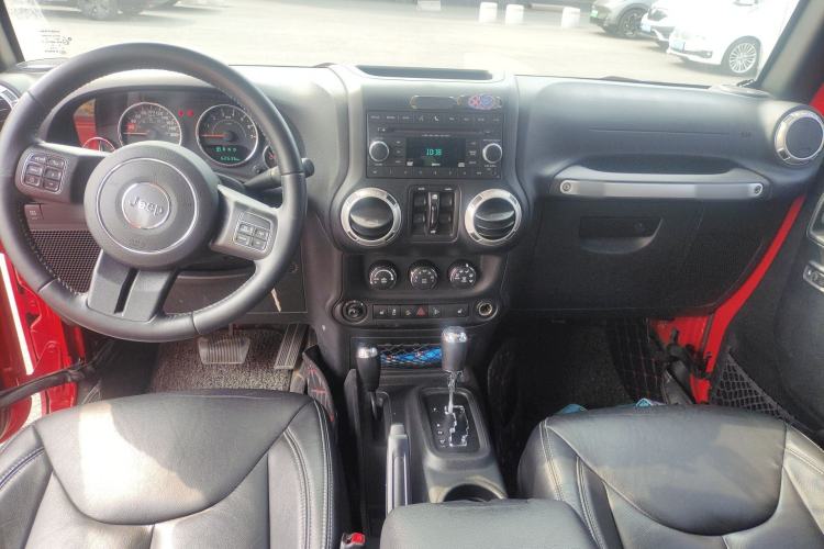 Used Jeep Wrangler 2017 3.6L Rubicon Four-Door Comfort Edition Center Console