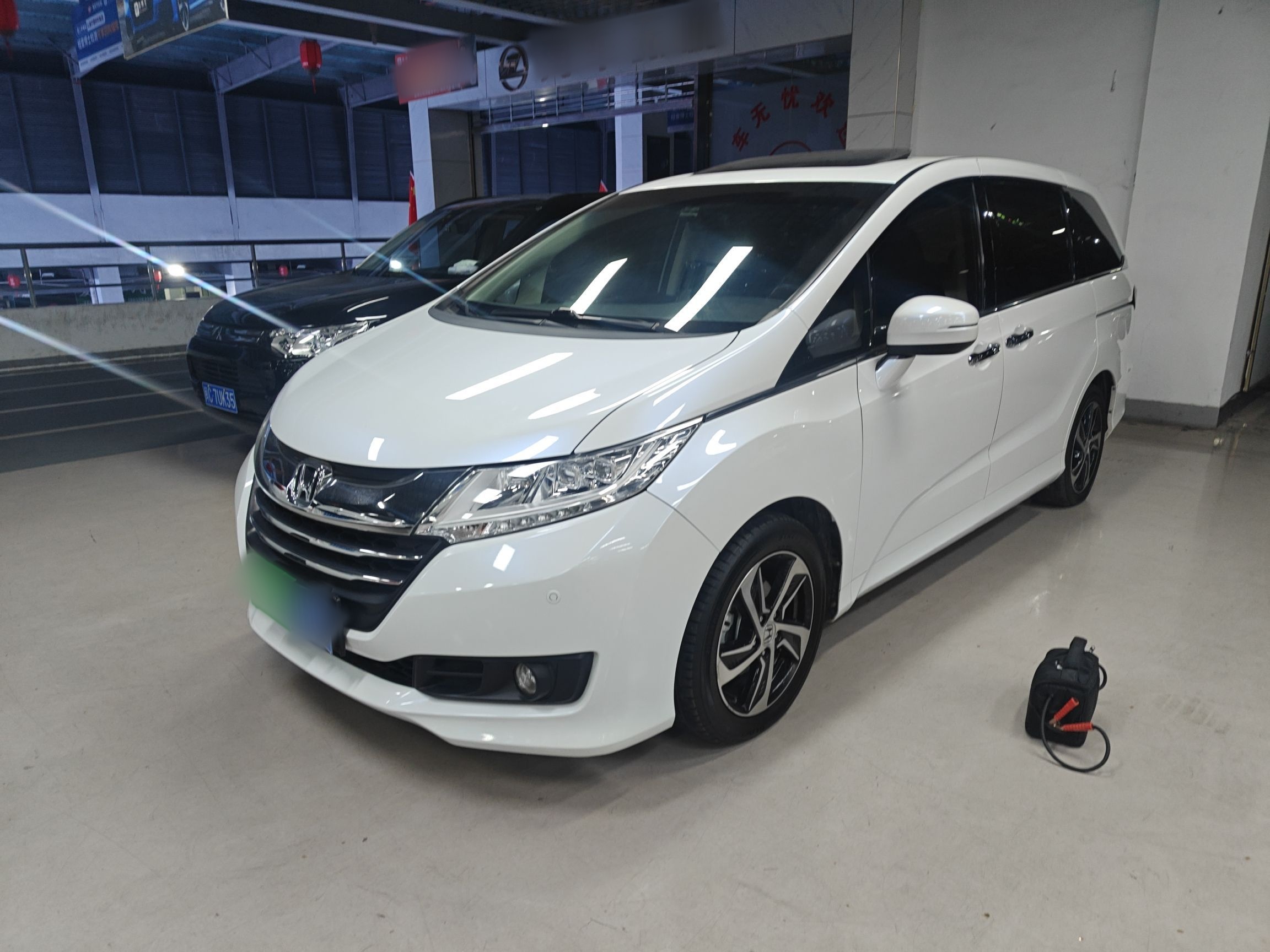 تحت مقدمة السيارة