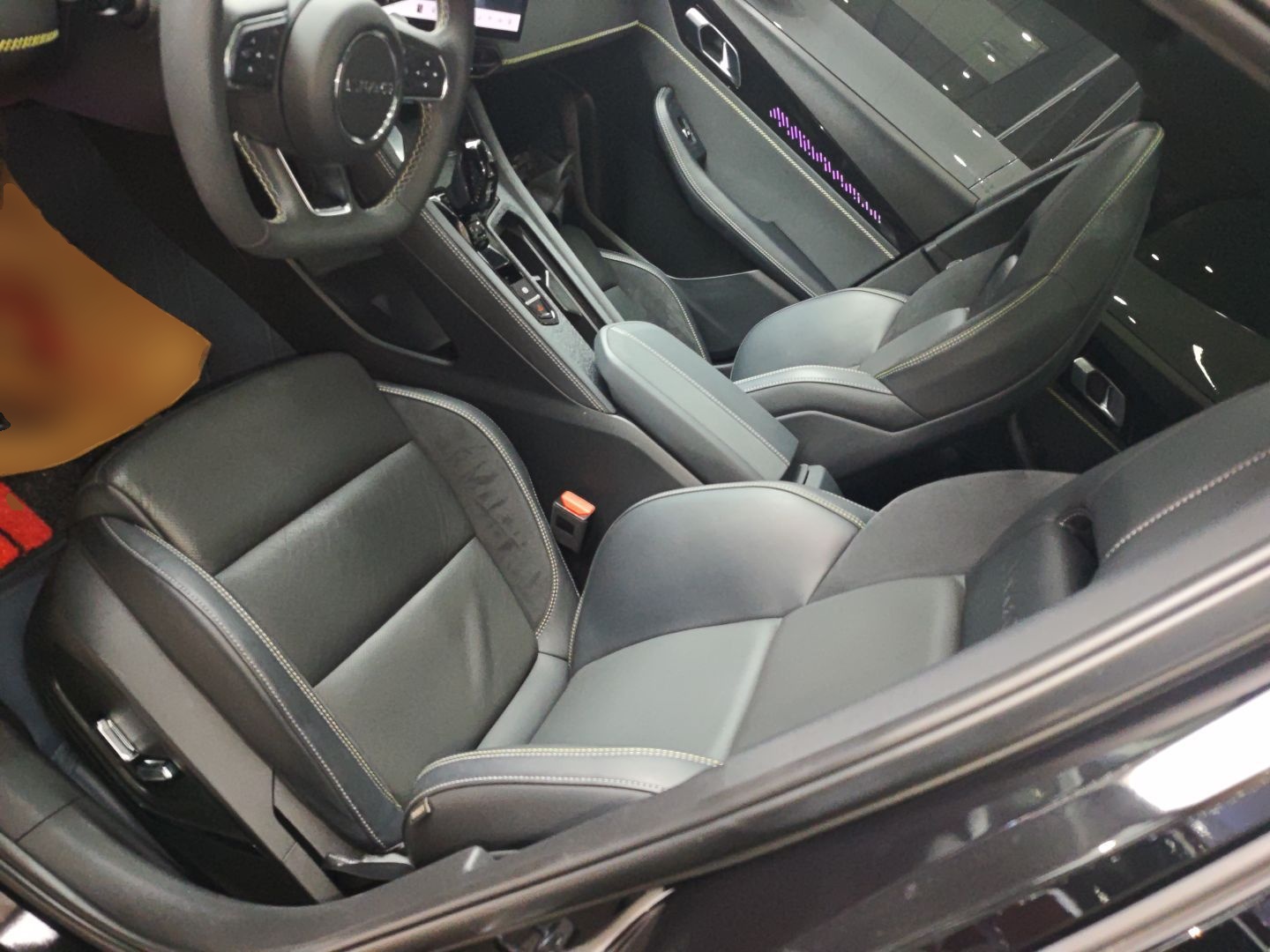 المقاعد الأمامية داخل السيارة