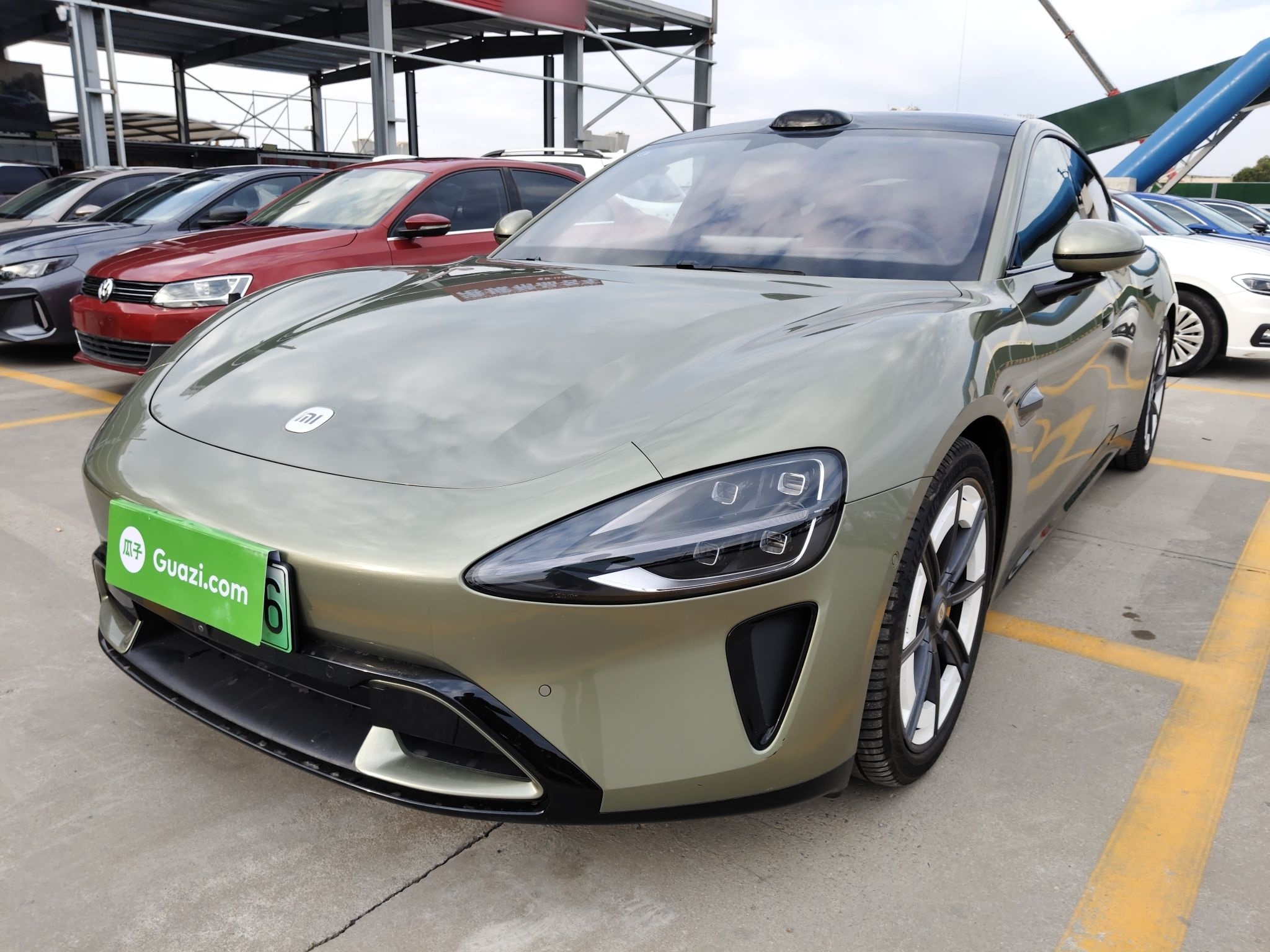 Под передней частью автомобиля