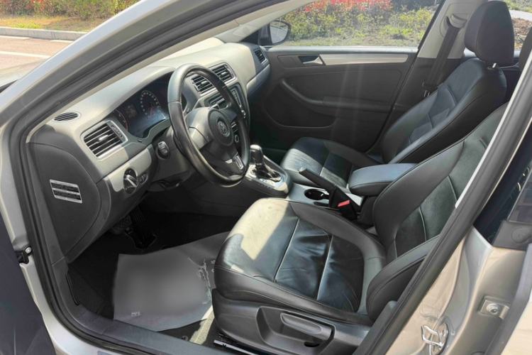 Used Volkswagen Sagitar 2014 Revised Version 1.6L Automatic Comfort Edition Interior 10