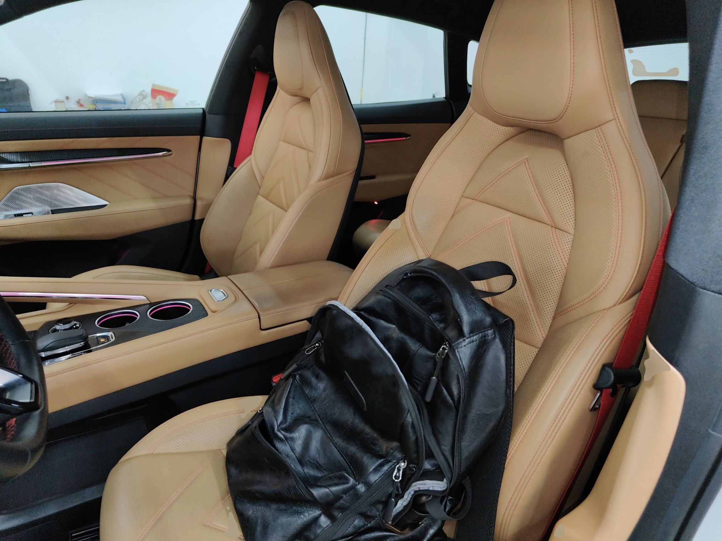 المقاعد الأمامية داخل السيارة