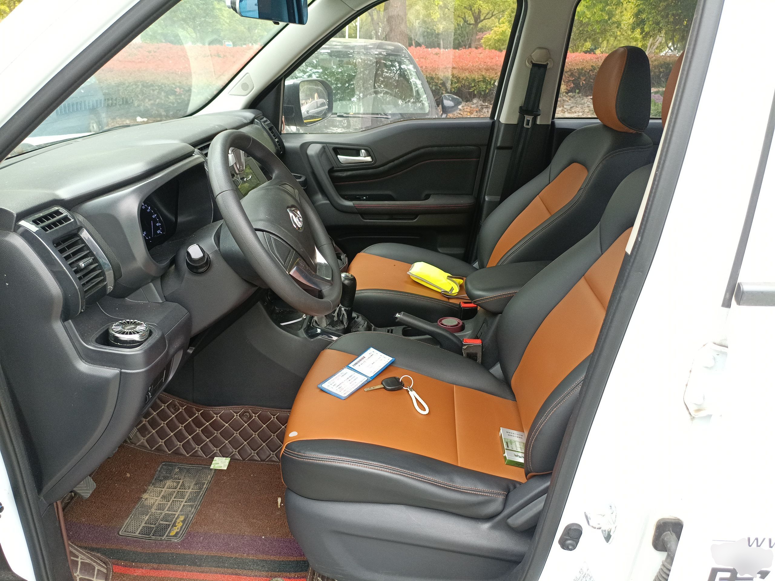 المقاعد الأمامية داخل السيارة