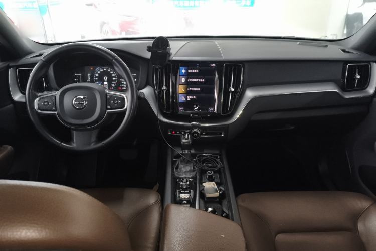 Used Volvo XC60 2021 T5 4x4 Smart Luxury Edition Center Console