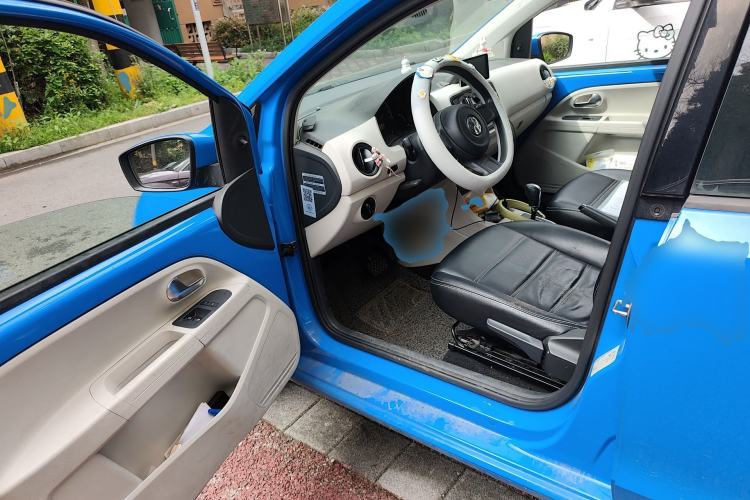 Used Volkswagen up! 2015 1.0L move up! Driver Seat