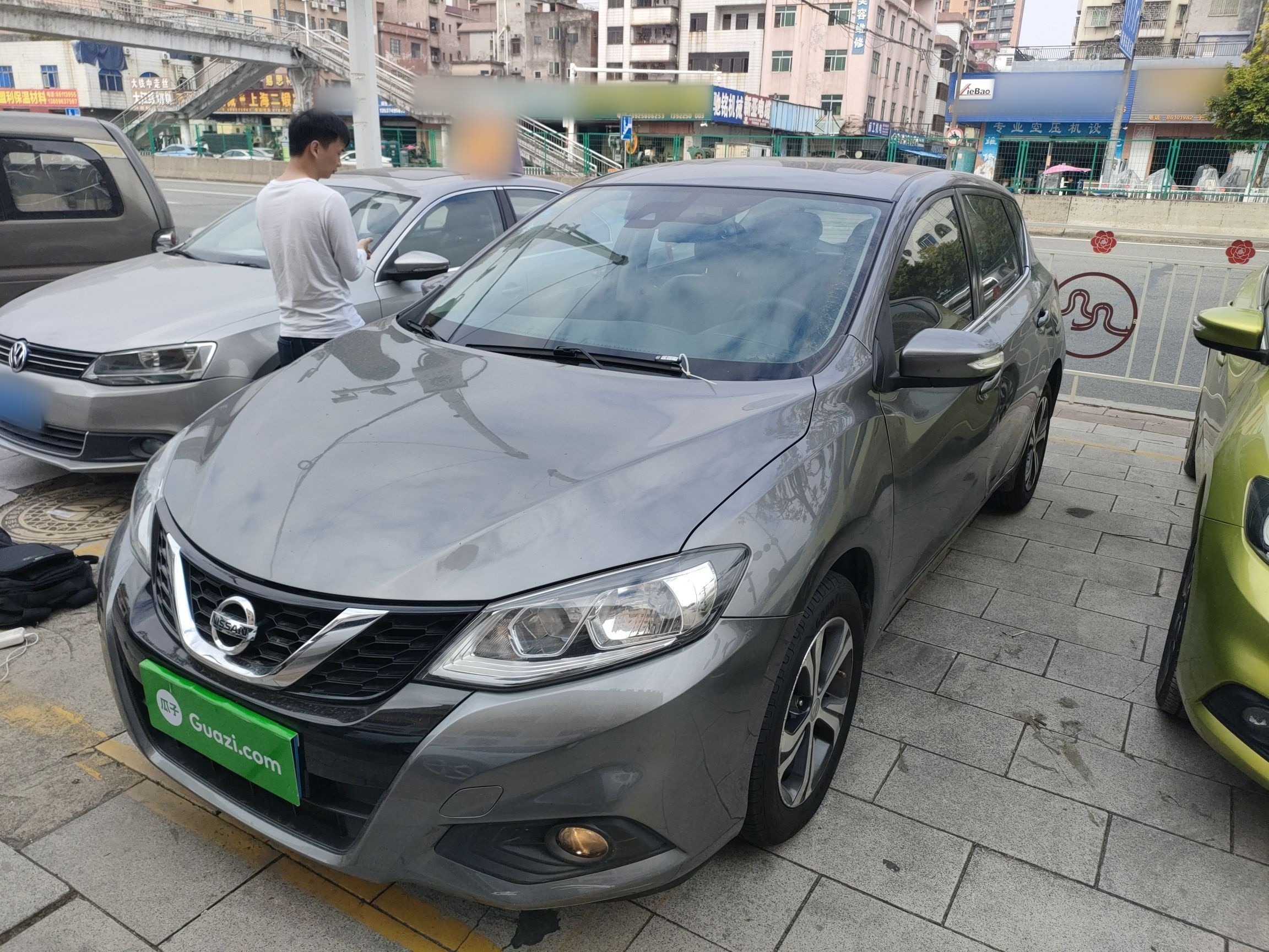 Под передней частью автомобиля