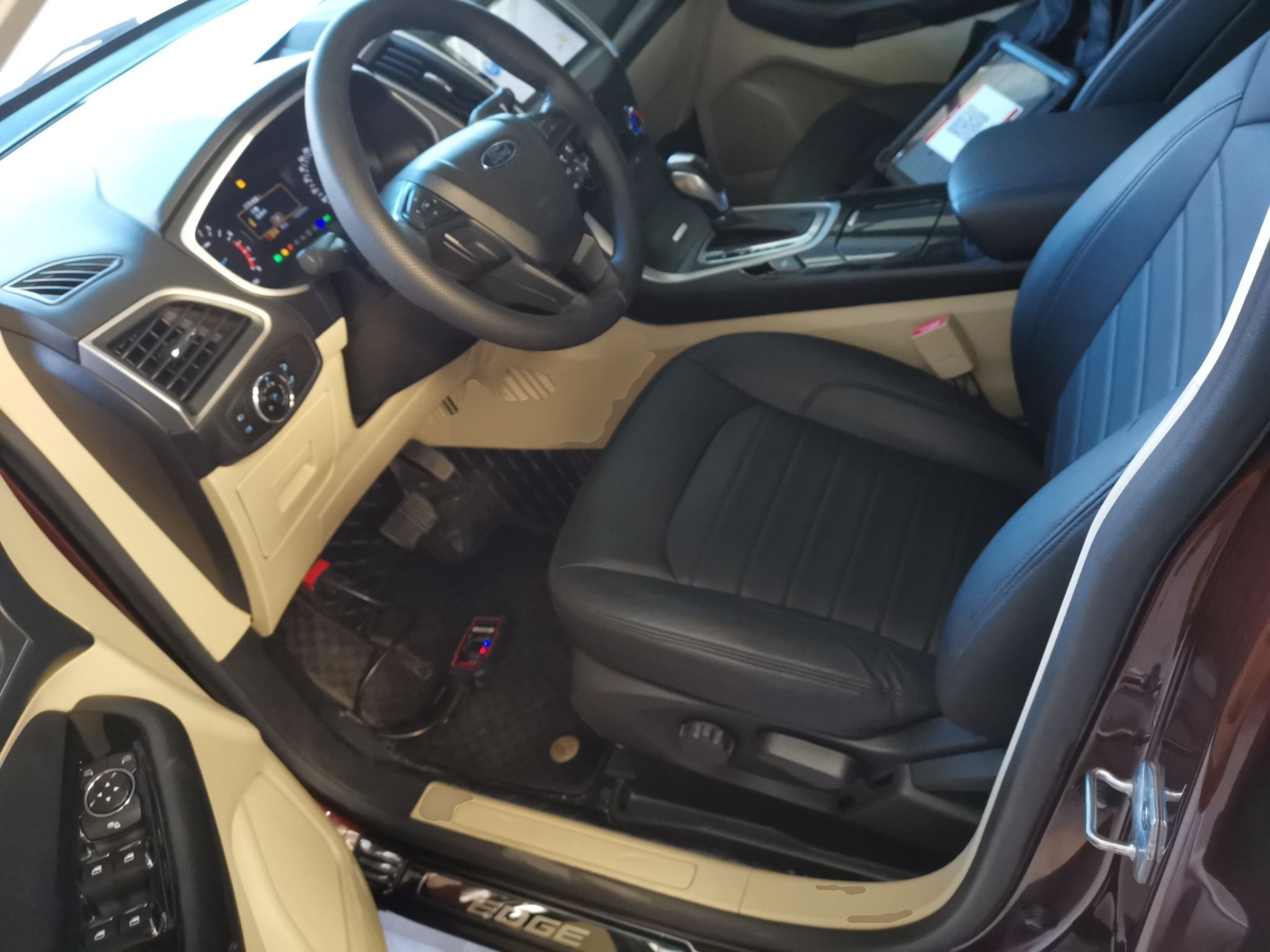 المقاعد الأمامية داخل السيارة