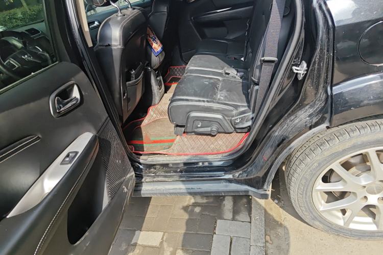 Used Dodge Journey 2013 2.4L Two-Wheel Drive Luxury Version Left Rear Seat