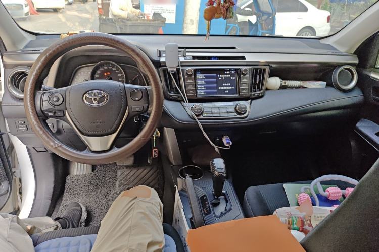 Used Toyota RAV4 2015 2.0L CVT Two-Wheel Drive Fashion Edition Center Console