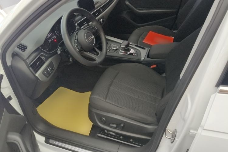 Used Audi A4L 2019 40 TFSI Ambition China VI Left Front Seat