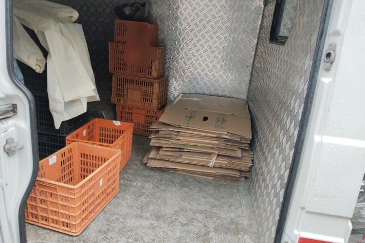 Used Iveco Daily 2021 2.8T V35 VAN厢式 Delivery Van 3-Seater Short Wheelbase Mid-Roof Design with Dual Tires and Side Sliding Doors
