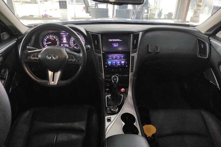 Used Infiniti Q50L 2018 2.0T Enjoyment Edition China V standard Center Console