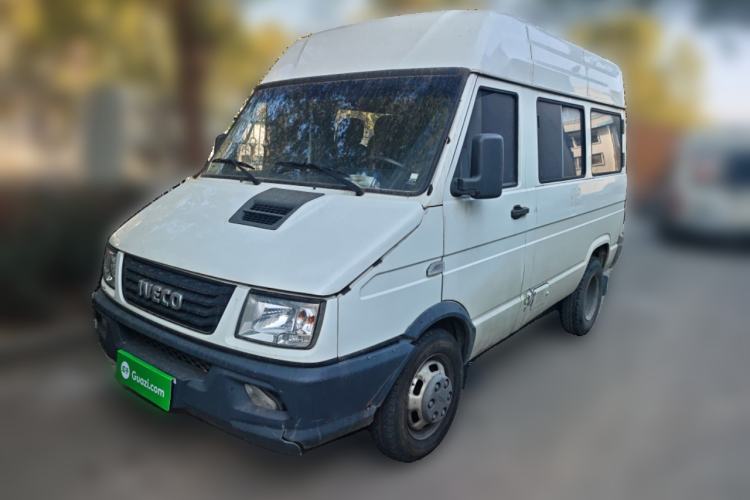 Used Iveco Daily 2021 2.5T A35 M1 Passenger Van 5-9 Seater Short Wheelbase Mid-Roof Design Dual Tires Side Sliding Door