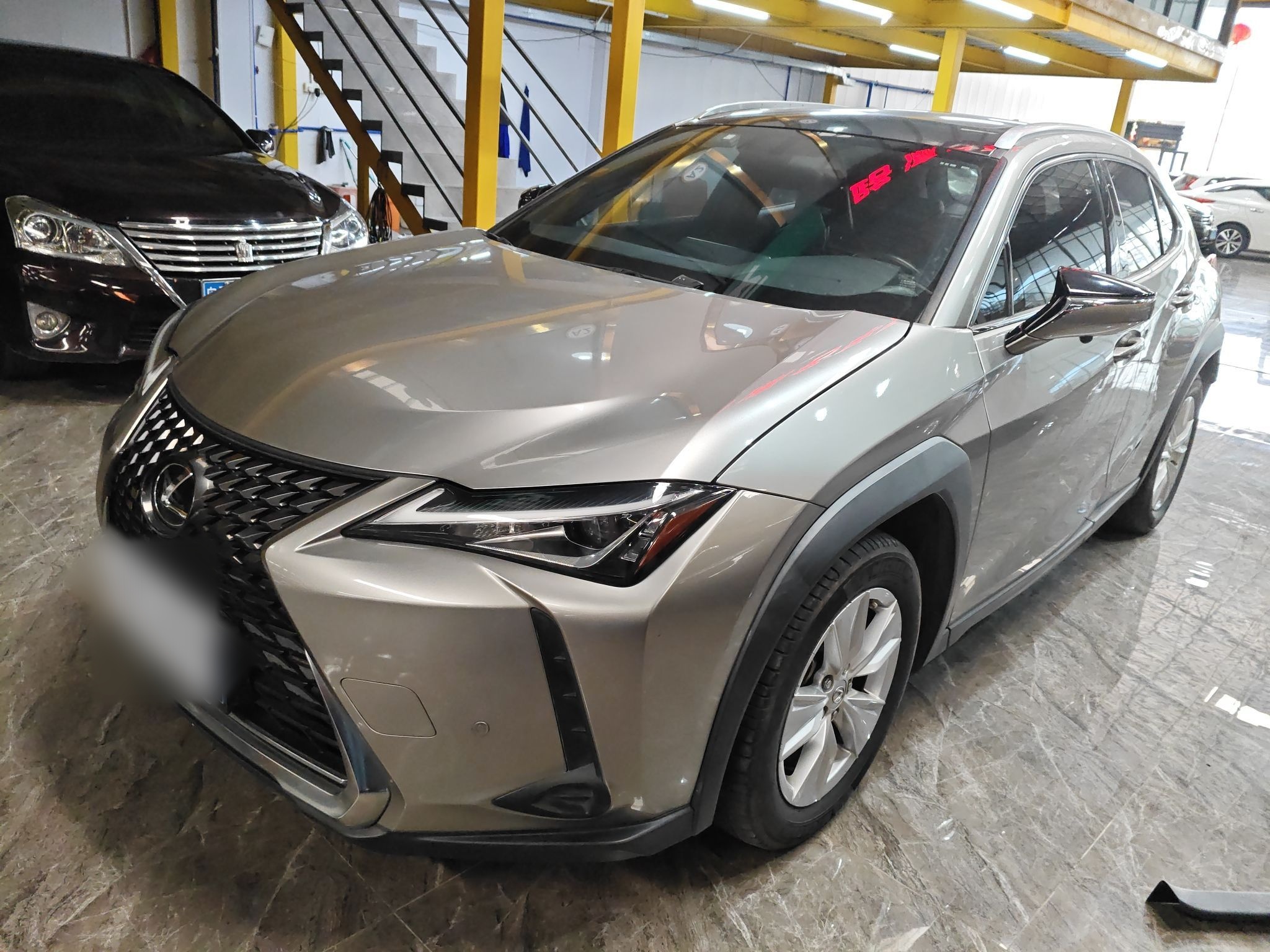 Под передней частью автомобиля