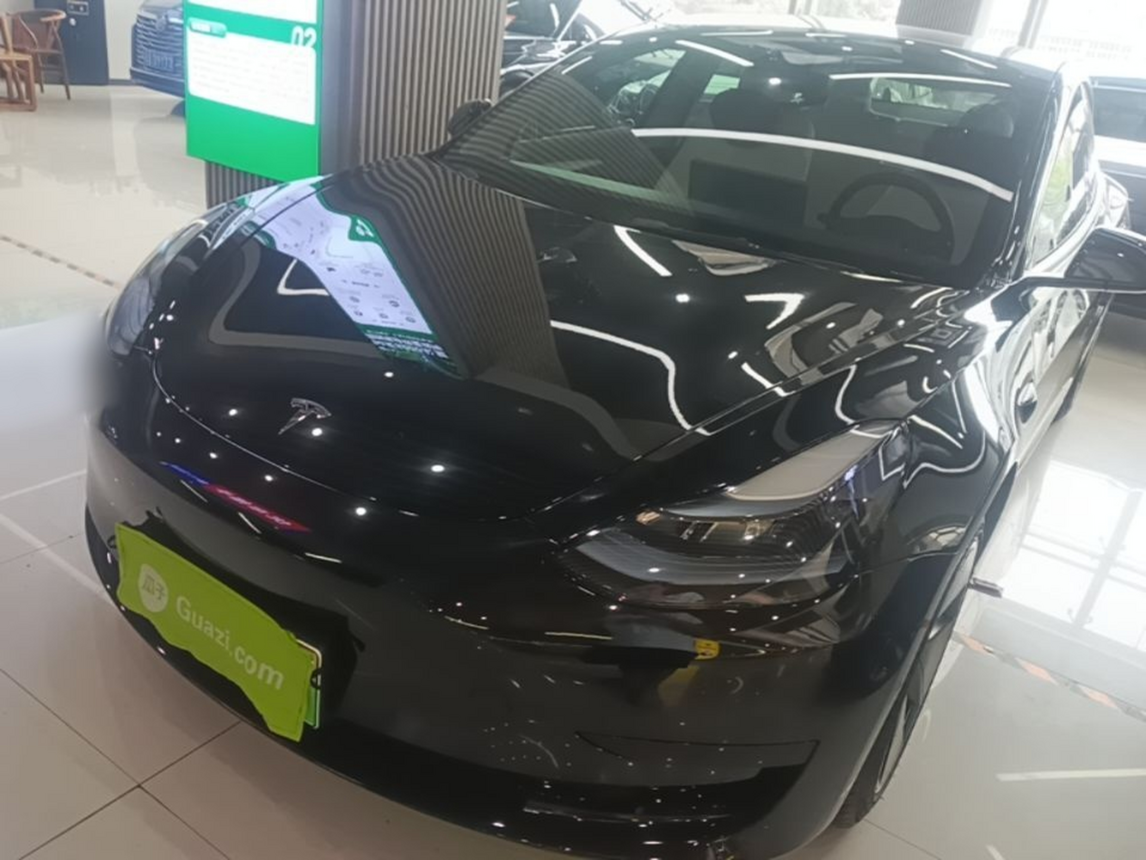 Unter der Vorderseite des Autos