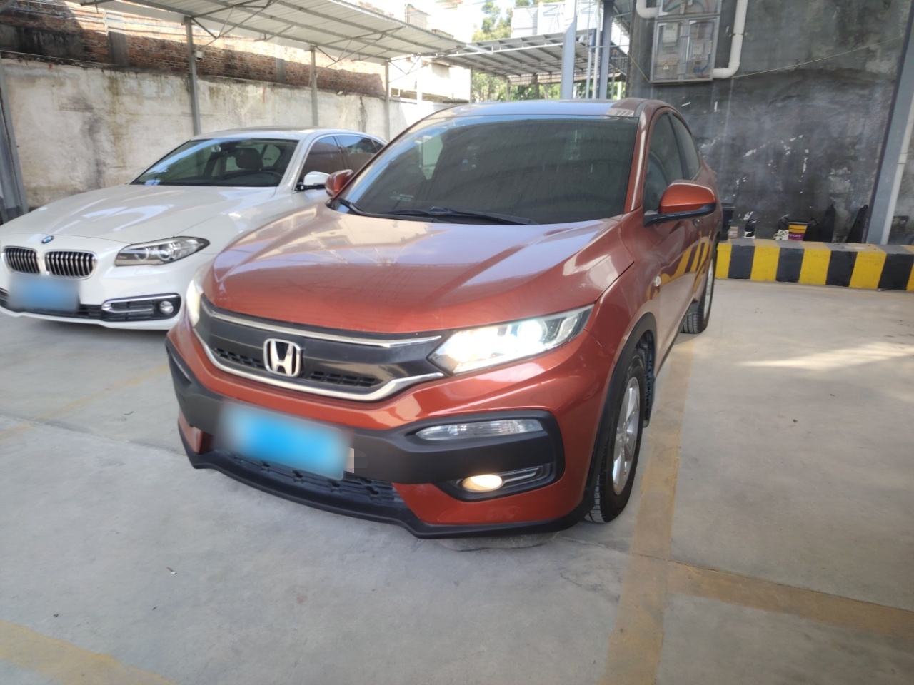 Под передней частью автомобиля