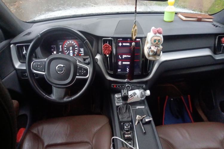 Used Volvo XC60 2021 T5 4x4 Smart Luxury Edition Center Console