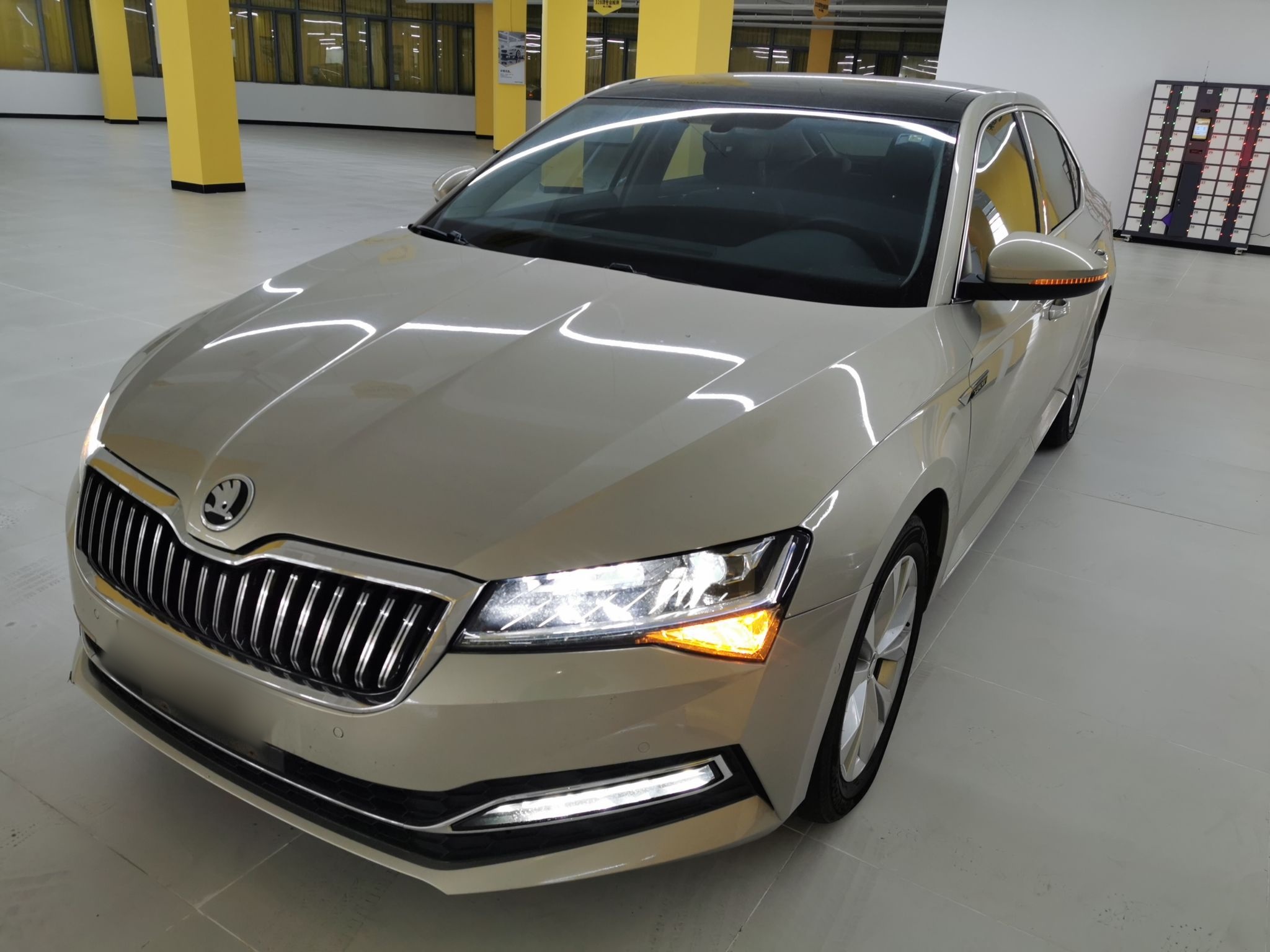 تحت مقدمة السيارة