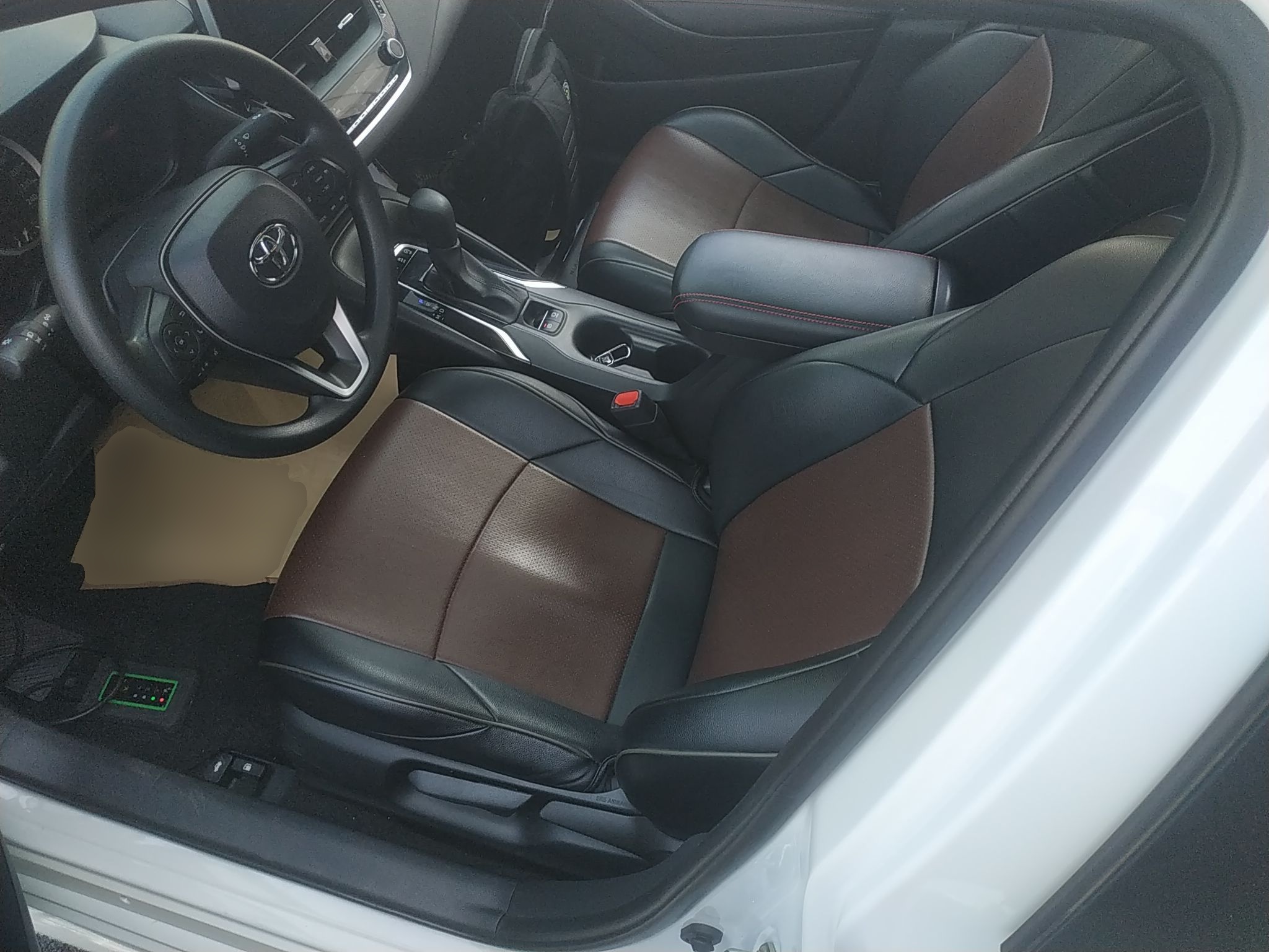 المقاعد الأمامية داخل السيارة