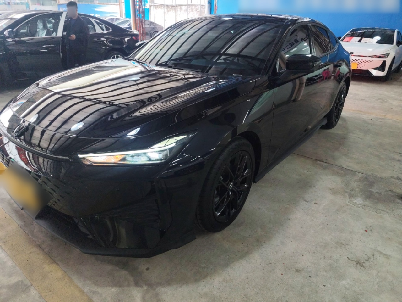 Под передней частью автомобиля