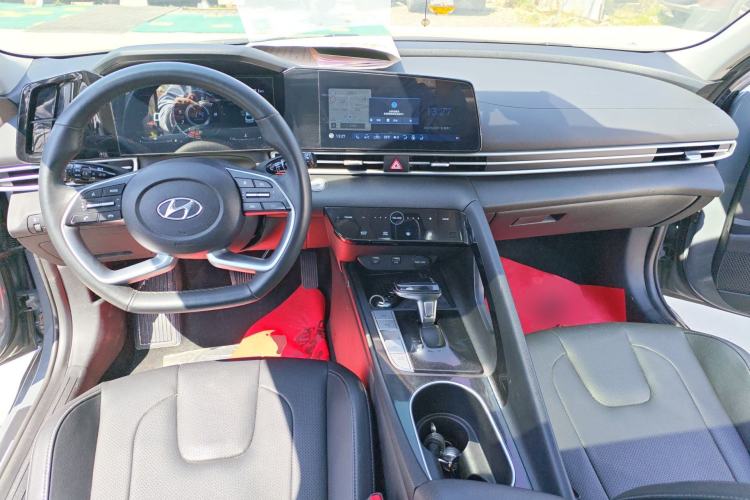 Used Hyundai Elantra 2022 1.5L CVT LUX Prestige Edition Center Console