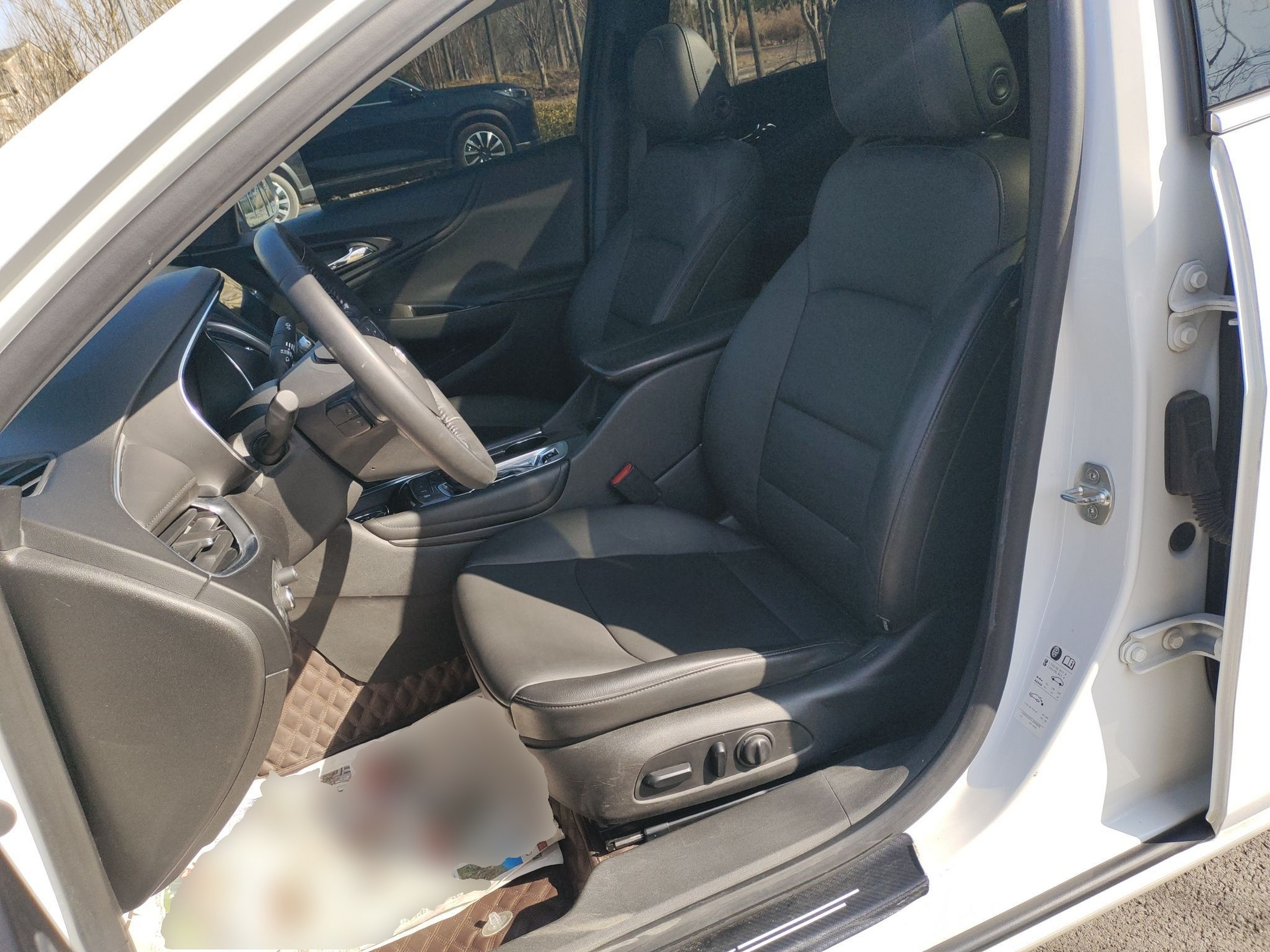 Переднее сиденье в автомобиле