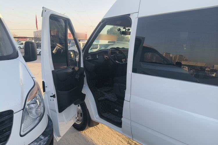 Used JMC Fushun 2025 2.0T 8AT Diesel Mid-Roof Mid-Height Commercial Multi-Purpose 7-Seater Passenger Vehicle
