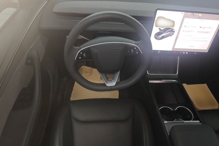 Used Tesla Model Y 2025 Rear-Wheel Drive First Edition Steering Wheel