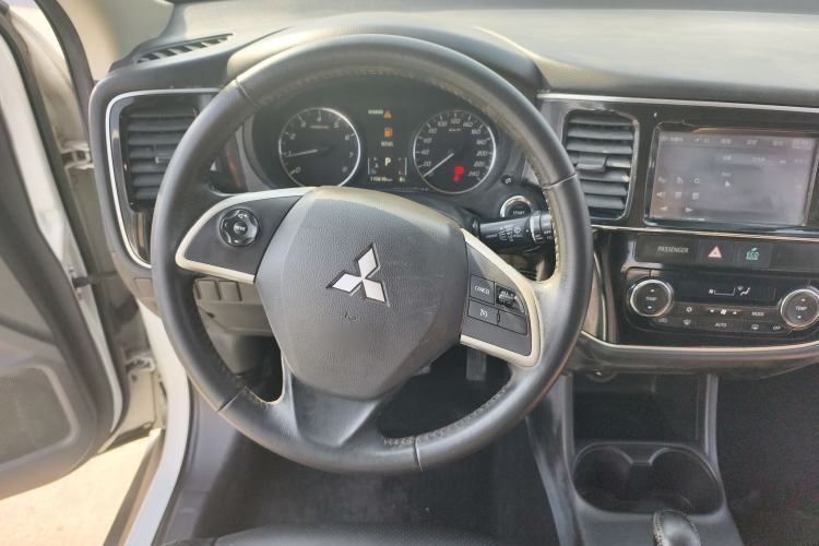 Used Mitsubishi Outlander 2013 2.4L 4x4 Luxury Navigation Edition 5 Seats Steering Wheel