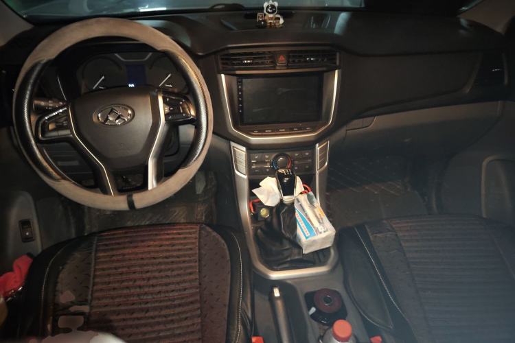 Used SAIC MAXUS T60 2017 2.8T Diesel Manual 4x4 High-Ride Comfort Edition Long Wheelbase China V Standard