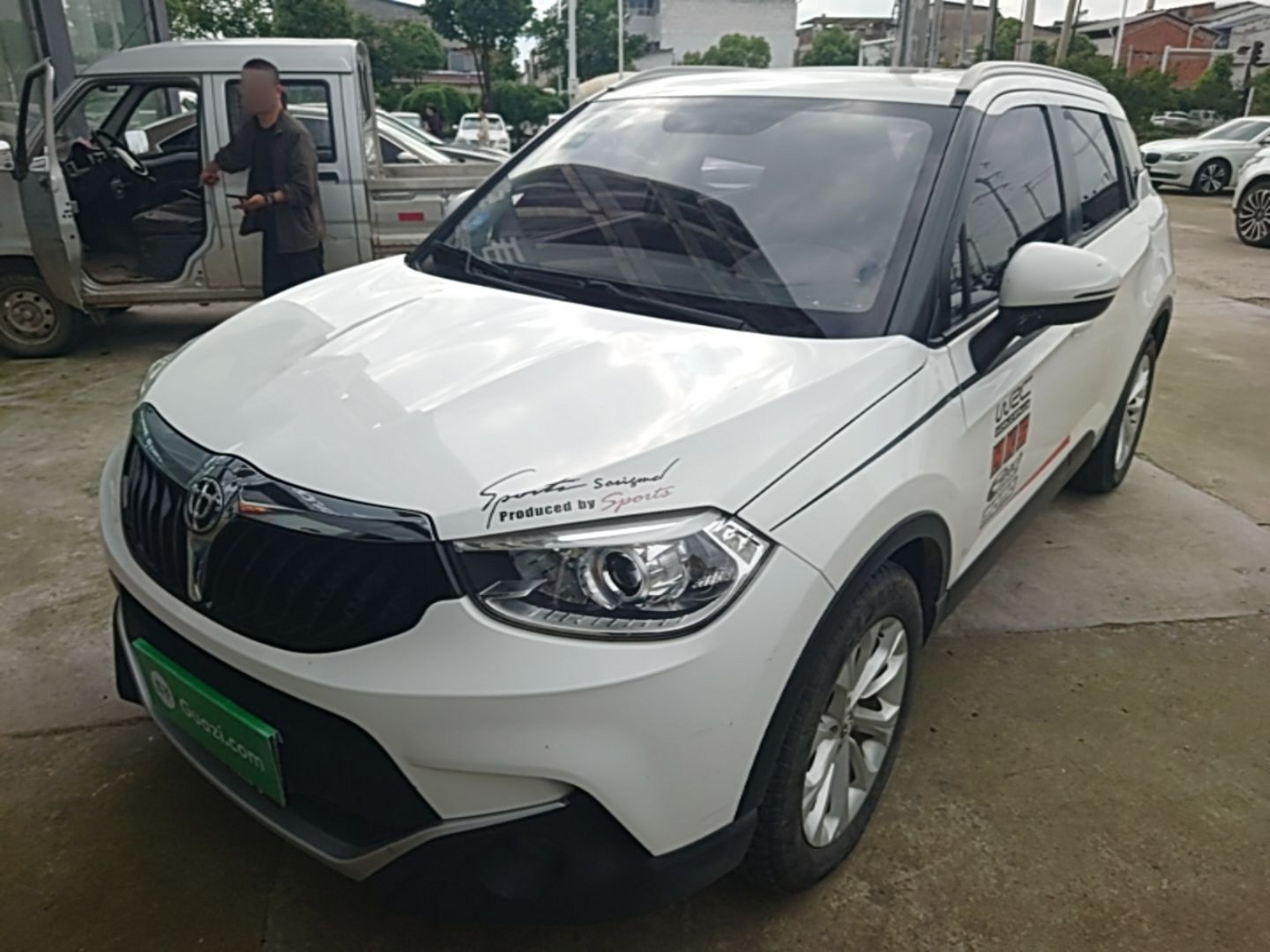 Под передней частью автомобиля