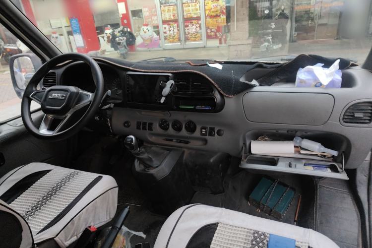 Used JMC Transit 2019 2.8T Commercial Version Long Wheelbase Mid-Roof 6-Seater Rear Single Tire China VI Emission Standard – JX493 Center Console